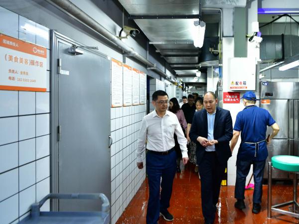 学校董事长刘林带队开展节前安全检查