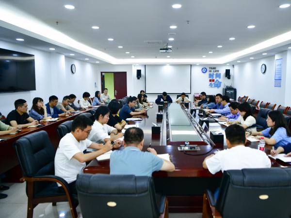 学校召开教师座谈会，校长吴海峰与教师代表共谋发展
