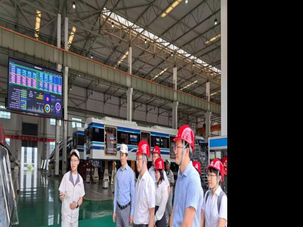 访企拓岗，这一站，学校刘林董事长带队走进重庆中车长客轨道车辆有限公司