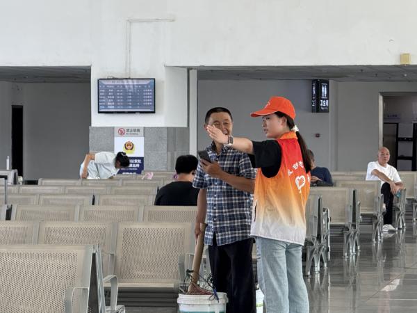 电子游戏80多名青年志愿者铁路暑运首日积极服务出行旅客