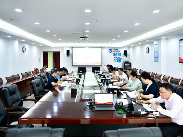 学校举行党委理论学习中心组2025年第八次学习会议