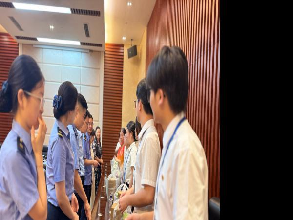 钟晓芬、王欣等校领导带队看望参加暑期社会实践的同学