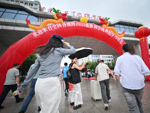 2025级新生报到首日，众多学子如约而至