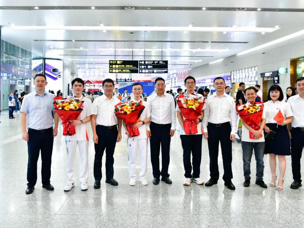 刘林等校领导到机场迎接电子游戏第三届全国技能大赛获奖团队凯旋​