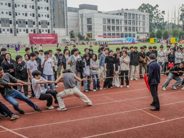 这场趣味运动会吸引众多师生参加​
