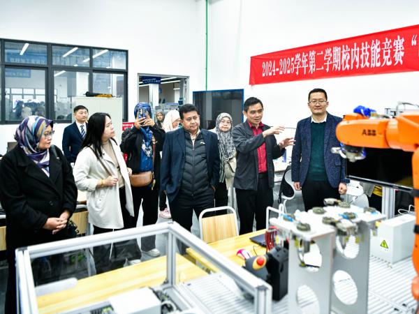 马来西亚苏丹阿兹兰沙理工学院客人到电子游戏访问交流