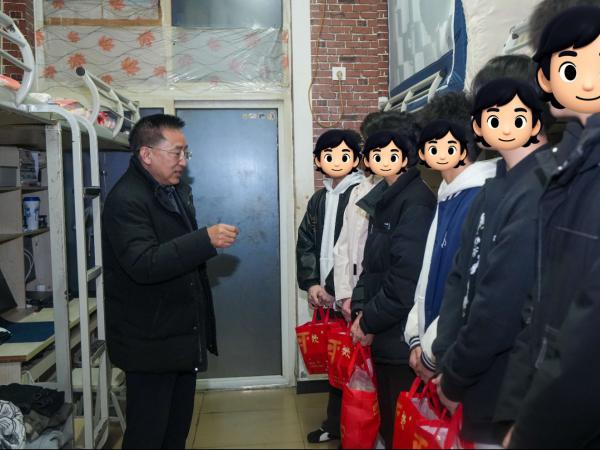 白凯等学校领导走访慰问家庭经济困难学生代表