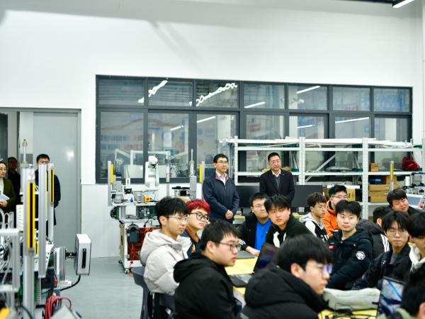 开学第一天，白凯、吴海峰到两个校区教室和实训室开展教学检查