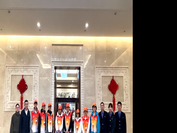 学校和企业领导到重庆火车北站慰问参加春运志愿服务活动学生代表