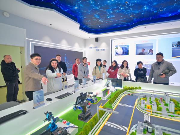 强化国际合作‼️泰国教育部基础教育委员会代表团到电子游戏访问交流